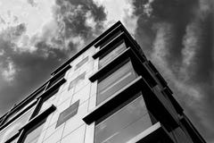 Vista del mio edificio per uffici da sotto con il fondo del cielo nuvoloso Immagine in bianco e nero fotografia stock libera da diritti Vista del mio edificio per uffici da sotto con il fondo del cielo nuvoloso Immagine in bianco e nero fotografia stock libera da diritti