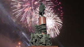 Vista del ot Vladimir Lenin 1985 del monumento, escultor Kerbel y arquitecto Makarevich y fuegos artificiales, centro de ciudad d almacen de metraje de vídeo Vista del ot Vladimir Lenin 1985 del monumento, escultor Kerbel y arquitecto Makarevich y fuegos artificiales, centro de ciudad d almacen de metraje de vídeo