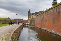 Vista del palazzo di Kronborg, delle pareti difensive e del fosse, Danimarca fotografia stock Vista del palazzo di Kronborg, delle pareti difensive e del fosse, Danimarca fotografia stock