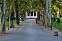 Vista del parco famoso di Zrinjevac nel centro urbano di Zagabria, Croazia fotografia stock libera da diritti Vista del parco famoso di Zrinjevac nel centro urbano di Zagabria, Croazia fotografia stock libera da diritti