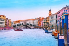 Vista del ponte di Rialto dal canal grande fotografia stock libera da diritti Vista del ponte di Rialto dal canal grande fotografia stock libera da diritti