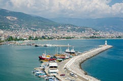 Vista del porto di Alanya prima del tramonto Bello paesaggio del mare del castello di Alanya nel distretto di Adalia, Turchia Fotografia Stock Vista del porto di Alanya prima del tramonto Bello paesaggio del mare del castello di Alanya nel distretto di Adalia, Turchia Fotografia Stock