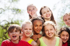 Vista del primo piano della fine di seduta di diversità degli adolescenti fotografia stock Vista del primo piano della fine di seduta di diversità degli adolescenti fotografia stock