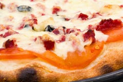 Vista del primo piano di pizza con formaggio ed il prosciutto immagine stock libera da diritti Vista del primo piano di pizza con formaggio ed il prosciutto immagine stock libera da diritti