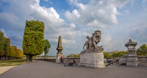 Vista del puente de Alejandro III sobre el río el Sena, que conecta Grand Palais y fotografía de archivo libre de regalías Vista del puente de Alejandro III sobre el río el Sena, que conecta Grand Palais y fotografía de archivo libre de regalías