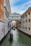 Vista del puente famoso de suspiros en Venecia Imagenes de archivo Vista del puente famoso de suspiros en Venecia Imagenes de archivo