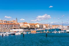 Vista del puerto con los yates, Sete, Francia Copie el espacio para el texto imagen de archivo libre de regalías Vista del puerto con los yates, Sete, Francia Copie el espacio para el texto imagen de archivo libre de regalías