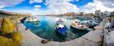 Vista del puerto de Heraklion del fuerte veneciano viejo Koule, Creta, Grecia imágenes de archivo libres de regalías Vista del puerto de Heraklion del fuerte veneciano viejo Koule, Creta, Grecia imágenes de archivo libres de regalías
