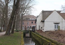 Vista del río y del Lindekemale viejo Watermill de Woluwe fotografía de archivo Vista del río y del Lindekemale viejo Watermill de Woluwe fotografía de archivo