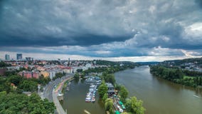 Vista del timelapse de Praga de la plataforma de observación de Visegrado praga República Checa almacen de metraje de vídeo Vista del timelapse de Praga de la plataforma de observación de Visegrado praga República Checa almacen de metraje de vídeo