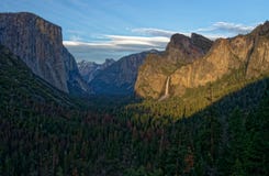 Vista del traforo nella sosta nazionale del yosemite Fotografia Stock Libera da Diritti Vista del traforo nella sosta nazionale del yosemite Fotografia Stock Libera da Diritti