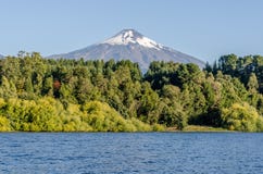 Vista del vulcano Villarica dal lago in Pucon immagini stock Vista del vulcano Villarica dal lago in Pucon immagini stock