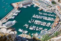 Vista dell'angolo alto del porticciolo in Calpe, Alicante, Spagna immagini stock Vista dell'angolo alto del porticciolo in Calpe, Alicante, Spagna immagini stock