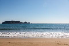 Vista dell'isola dalla spiaggia il giorno soleggiato - isole di Medes fotografia stock Vista dell'isola dalla spiaggia il giorno soleggiato - isole di Medes fotografia stock