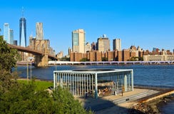 Vista dell'orizzonte del Lower Manhattan e del ponte di Brooklyn immagini stock libere da diritti Vista dell'orizzonte del Lower Manhattan e del ponte di Brooklyn immagini stock libere da diritti