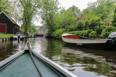 Vista della barca del canale rurale della città dell'Olanda Settentrionale e di altre barche fotografia stock libera da diritti Vista della barca del canale rurale della città dell'Olanda Settentrionale e di altre barche fotografia stock libera da diritti