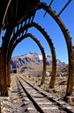 Vista della catena montuosa delle Ande attraverso una vecchia struttura Erosione di vento della montagna di Hig immagini stock Vista della catena montuosa delle Ande attraverso una vecchia struttura Erosione di vento della montagna di Hig immagini stock