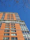 Vista della città di grandi cielo blu e facciata di esterno della costruzione fotografie stock libere da diritti Vista della città di grandi cielo blu e facciata di esterno della costruzione fotografie stock libere da diritti