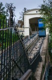 Vista della conduzione funicolare blu famosa alla città vecchia superiore di Zagabria, Croazia immagine stock Vista della conduzione funicolare blu famosa alla città vecchia superiore di Zagabria, Croazia immagine stock
