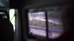 Vista della finestra aperta dell'automobile, movente sulla strada stock footage Vista della finestra aperta dell'automobile, movente sulla strada stock footage
