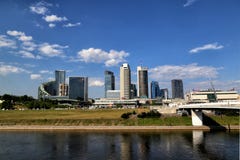 Vista della parte moderna della città dal fiume fotografie stock Vista della parte moderna della città dal fiume fotografie stock