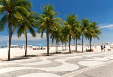 Vista della spiaggia di Copacabana con le palme e del mosaico del marciapiede in Rio de Janeiro Fotografia Stock Vista della spiaggia di Copacabana con le palme e del mosaico del marciapiede in Rio de Janeiro Fotografia Stock