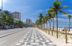 Spiaggia di Ipanema con le palme ed il mosaico del marciapiede in Rio de Janeiro Immagini Stock Spiaggia di Ipanema con le palme ed il mosaico del marciapiede in Rio de Janeiro Immagini Stock