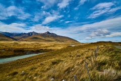 Vista della strada, del lago Argentino e delle montagne Patagonia dell'Argentina in autunno fotografie stock Vista della strada, del lago Argentino e delle montagne Patagonia dell'Argentina in autunno fotografie stock