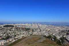 Vista della strada e del paesaggio della curva della città dal Twin Peaks, in Sa immagine stock libera da diritti Vista della strada e del paesaggio della curva della città dal Twin Peaks, in Sa immagine stock libera da diritti