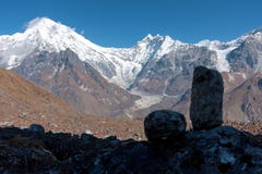 Vista della valle di Langtang con il Mt Langtang Lirung e Mt Kimshung nei precedenti, Langtang, Bagmati, Nepal fotografia stock libera da diritti Vista della valle di Langtang con il Mt Langtang Lirung e Mt Kimshung nei precedenti, Langtang, Bagmati, Nepal fotografia stock libera da diritti