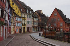 Vista della via delle case a poca regione di Venezia, Colmar, Francia immagine stock Vista della via delle case a poca regione di Venezia, Colmar, Francia immagine stock
