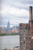 Vista dello zuccherificio di domino, di Manhattan e del East River immagini stock libere da diritti Vista dello zuccherificio di domino, di Manhattan e del East River immagini stock libere da diritti