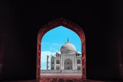 Vista di Agra, India-Taj Mahal dagli arché della moschea fotografia stock Vista di Agra, India-Taj Mahal dagli arché della moschea fotografia stock
