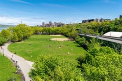 Vista di Arial attraverso il parco di stato di riva in New York, con l'Upper Manhattan e George Washington Bridge in fotografia stock libera da diritti Vista di Arial attraverso il parco di stato di riva in New York, con l'Upper Manhattan e George Washington Bridge in fotografia stock libera da diritti
