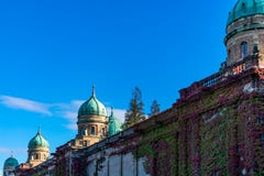 Vista di belle cupole e pareti del cimitero di Mirogoj a Zagabria, Croazia fotografie stock Vista di belle cupole e pareti del cimitero di Mirogoj a Zagabria, Croazia fotografie stock