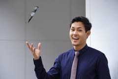 Vista di lancio asiatica di vetro degli occhiali dell'uomo di affari immagine stock Vista di lancio asiatica di vetro degli occhiali dell'uomo di affari immagine stock