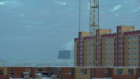 Vista di lasso di tempo di fondo urbano industriale nell'inverno nella sera Il paesaggio industriale con i fumaioli inquina archivi video Vista di lasso di tempo di fondo urbano industriale nell'inverno nella sera Il paesaggio industriale con i fumaioli inquina archivi video