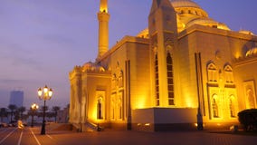 Vista di notte alla moschea illuminata con luce dorata Crepuscolo di sera o di mattina Architettura araba video d archivio Vista di notte alla moschea illuminata con luce dorata Crepuscolo di sera o di mattina Architettura araba video d archivio