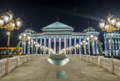 Vista di notte nel centro urbano di Skopje immagine stock libera da diritti Vista di notte nel centro urbano di Skopje immagine stock libera da diritti
