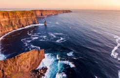 Vista di occhio di uccelli aerea dalle scogliere di fama mondiale di moher in contea Clare Irlanda bello paesaggio scenico irland fotografie stock libere da diritti Vista di occhio di uccelli aerea dalle scogliere di fama mondiale di moher in contea Clare Irlanda bello paesaggio scenico irland fotografie stock libere da diritti