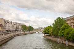 Vista di Parigi della Senna dal ponte immagini stock libere da diritti Vista di Parigi della Senna dal ponte immagini stock libere da diritti