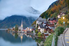 Vista di primo mattino di Hallstatt con le belle riflessioni sull'acqua liscia del lago fotografia stock Vista di primo mattino di Hallstatt con le belle riflessioni sull'acqua liscia del lago fotografia stock