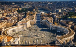 Vista di Roma dalla cupola della basilica del ` s di St Peter, Italia, Roma, Vaticano immagini stock Vista di Roma dalla cupola della basilica del ` s di St Peter, Italia, Roma, Vaticano immagini stock