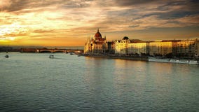 Vista di sera sul Parlamento ungherese a Budapest Vista di sera sul Parlamento ungherese a Budapest