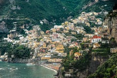Vista di un villaggio lungo la costa di Amalfi in Italia fotografie stock libere da diritti Vista di un villaggio lungo la costa di Amalfi in Italia fotografie stock libere da diritti