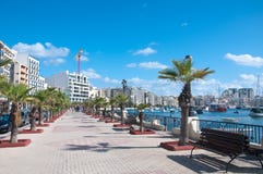 Vista di una via in Sliema, Malta fotografia stock Vista di una via in Sliema, Malta fotografia stock