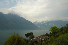 A vista do lago Como, Itália imagem de stock royalty free A vista do lago Como, Itália imagem de stock royalty free