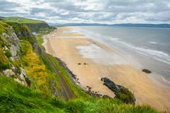 Vista do litoral de Antrim do condado do templo de Mussenden foto de stock Vista do litoral de Antrim do condado do templo de Mussenden foto de stock