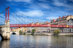 Vista do passadiço vermelho em Lyon imagem de stock Vista do passadiço vermelho em Lyon imagem de stock