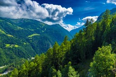 A vista do vale atrás da represa de Emosson e Mont Blanc repicam no horizonte perto da vila suíça de Finhaut Imagens de Stock Royalty Free A vista do vale atrás da represa de Emosson e Mont Blanc repicam no horizonte perto da vila suíça de Finhaut Imagens de Stock Royalty Free